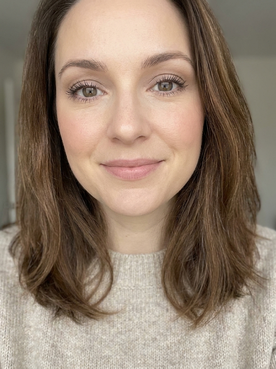 Defined Lashes & Barely-There Shadow als Elena Gilbert Makeup Inspiration 2026
